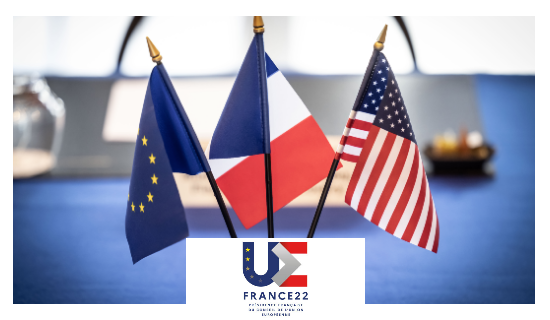 Les trois drapeaux de l'Union européenne, de la France et des Etats-Unis alignés dans le cadre de la présidence française du Conseil de l'Union européenne