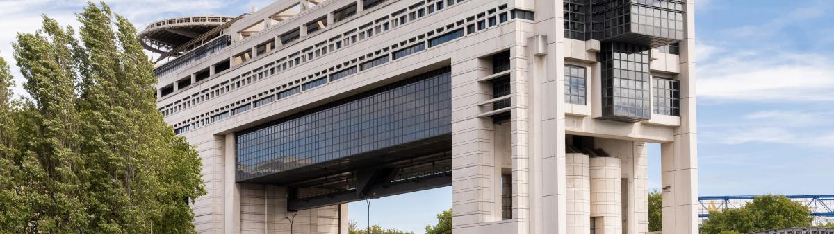 Vue extérieure du bâtiment du ministère de l'Économie, des Finances et de l'Industrie à Paris