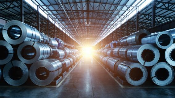 Tubes d'acier dans un entrepôt