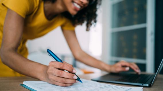 femme qui signe un document