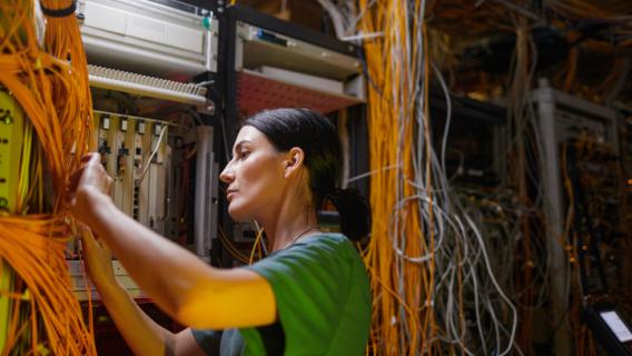 technicienne raccordant la fibre