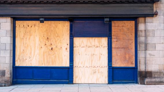 commerce dont les vitrines sont protégées de planches