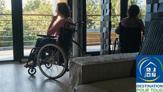 personne en fauteuil roulant devant une fenêtre et logo du label Destination pour tous
