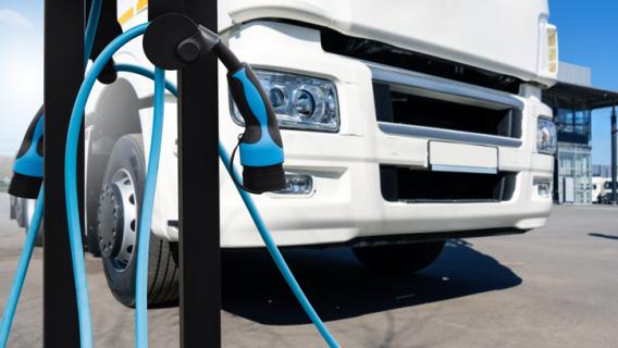 Station de recharge électrique face à un poids lourd