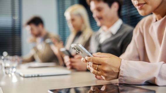 image décorative : groupe de travail avec outils numériques