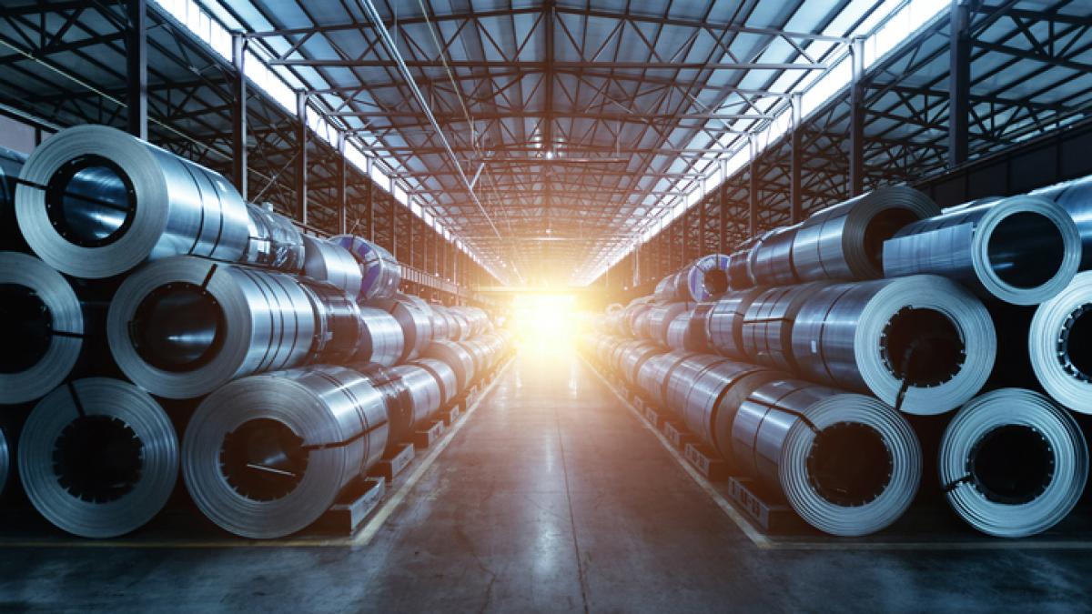 Tubes d'acier dans un entrepôt