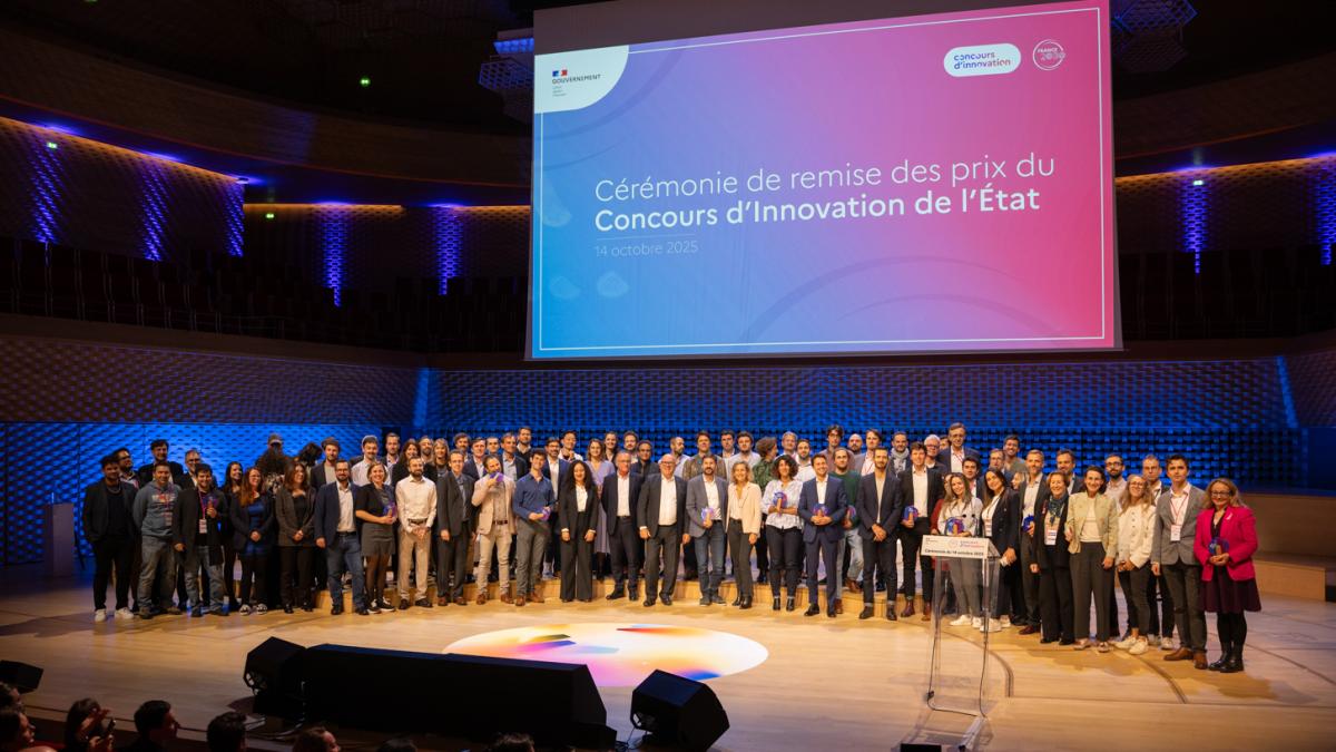 Scène du concours Innovation 2025 avec un groupe de personnes