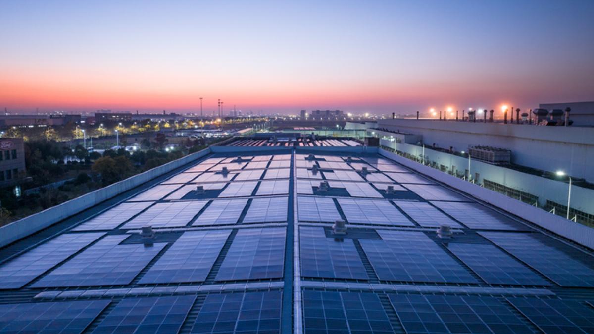 Panneaux photovoltaïques sur un toit avec vue sur une ville