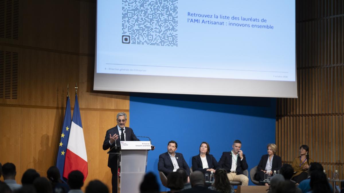 Serge Papin derrière son pupitre à l'occasion de la présentation des lauréats à l'appel à manifestation d'intérêt