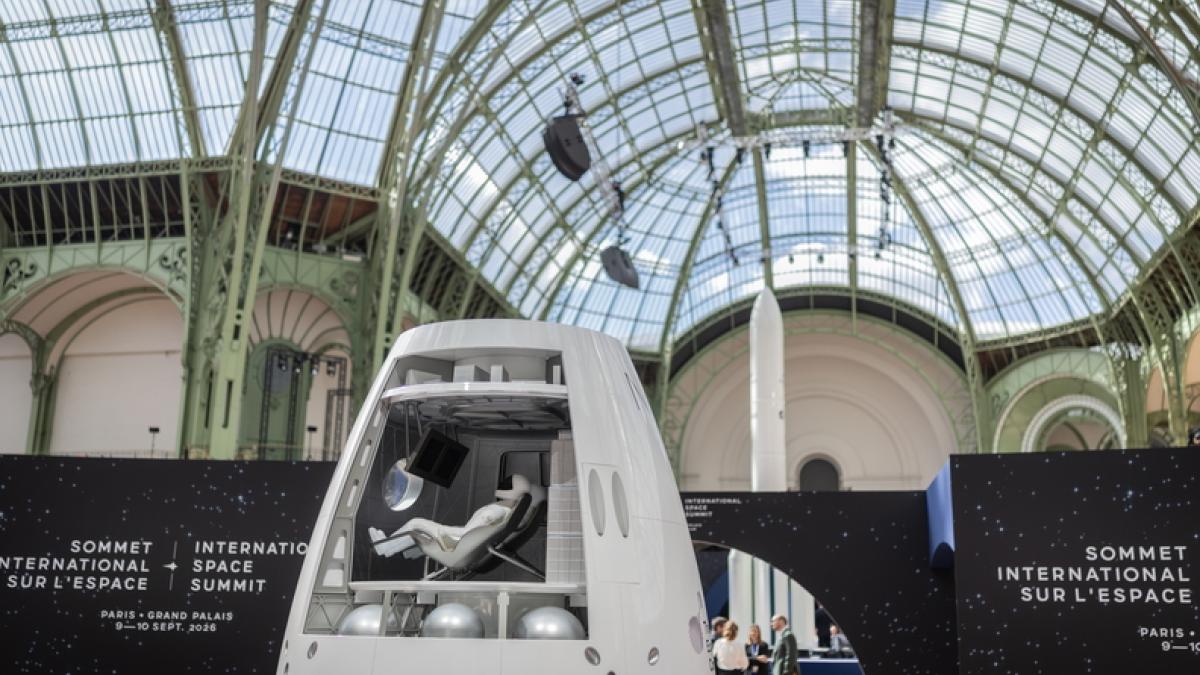 Photo prise au sommet international de l'Espace au Grand Palais à Paris