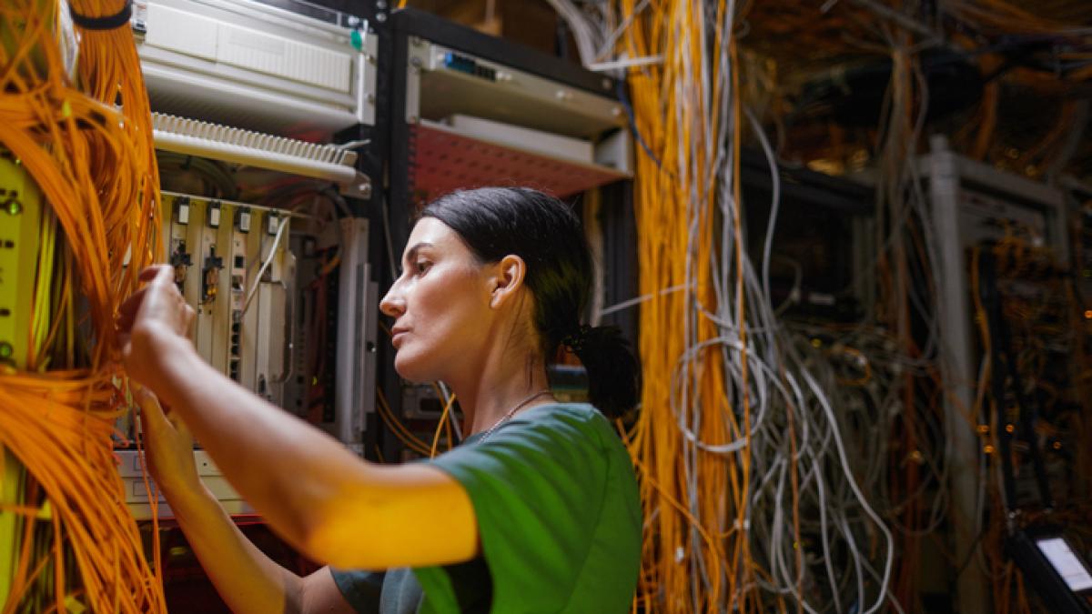 technicienne raccordant la fibre