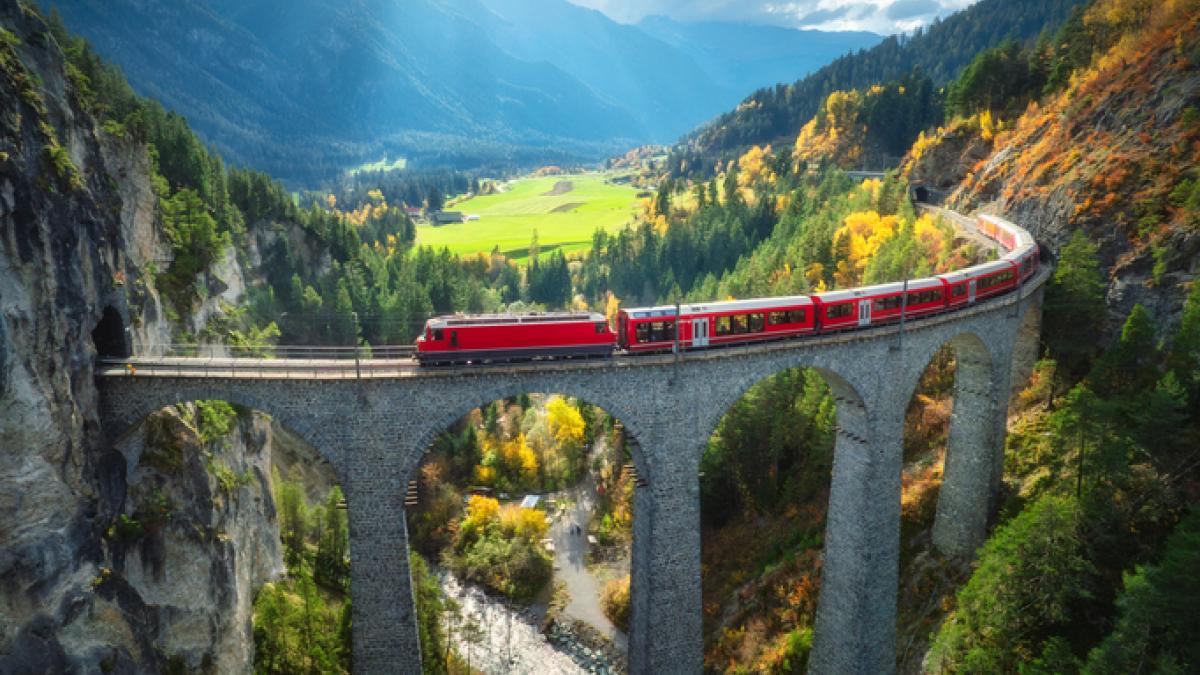 train touristique sur un viaduc, face à un paysage vallonné 