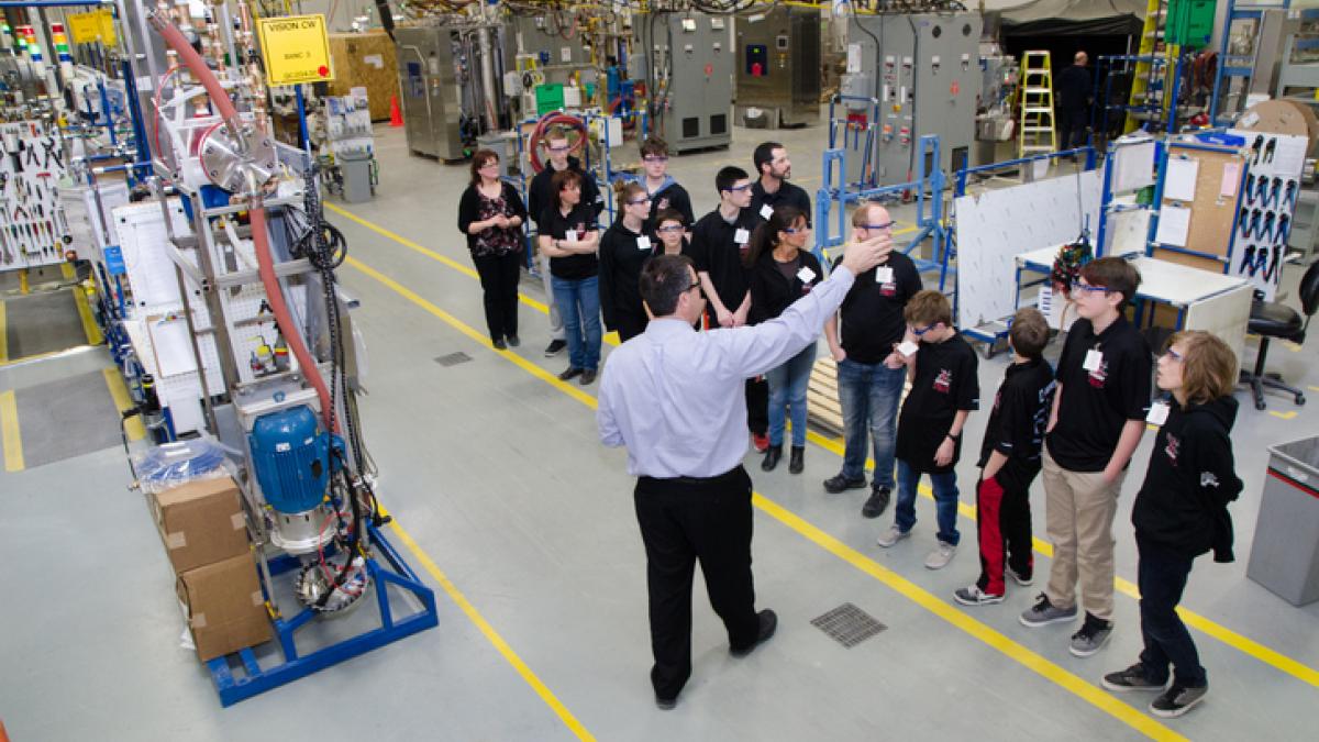 groupe de personne en visite dans une usine