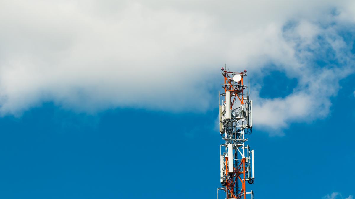 Vue d'une tour de répéteur cellulaire 2G/3G/4G