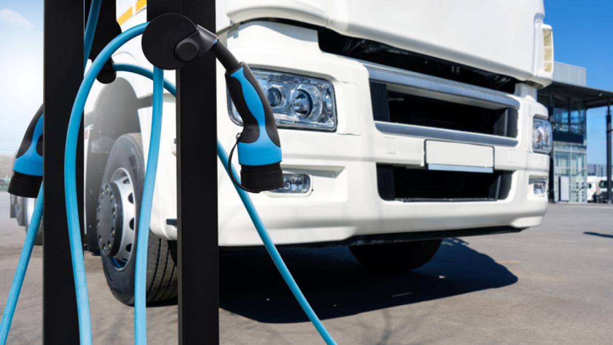 Station de recharge électrique face à un poids lourd