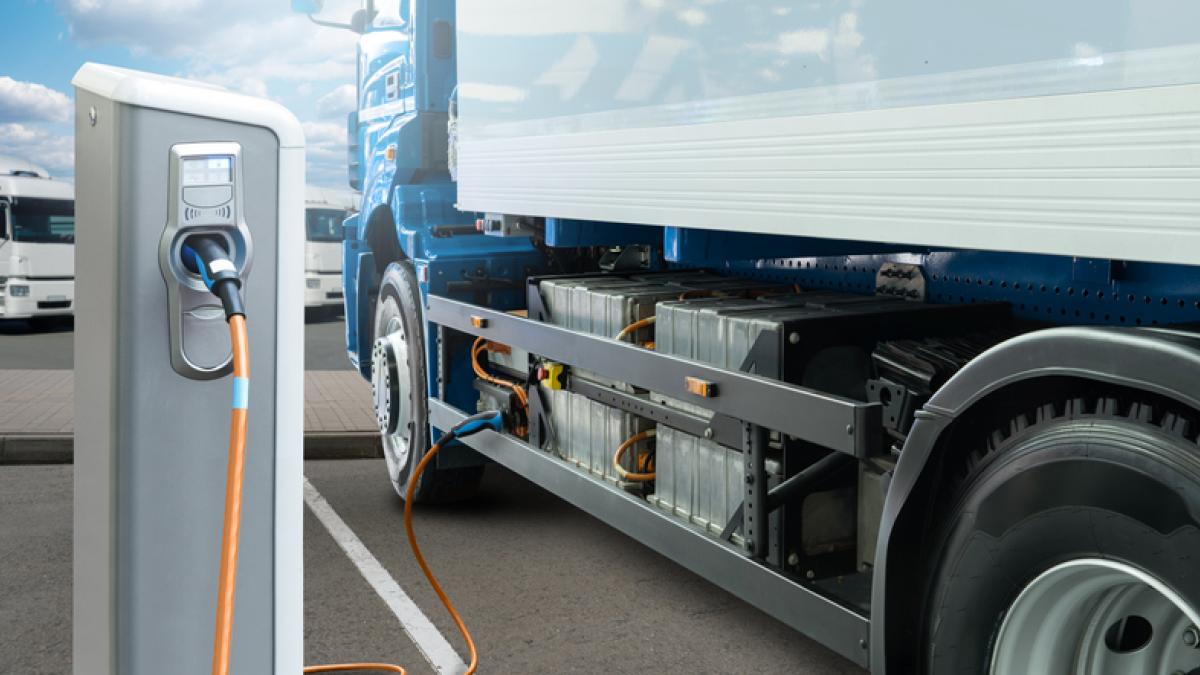 camion en charge sur une borne électrique