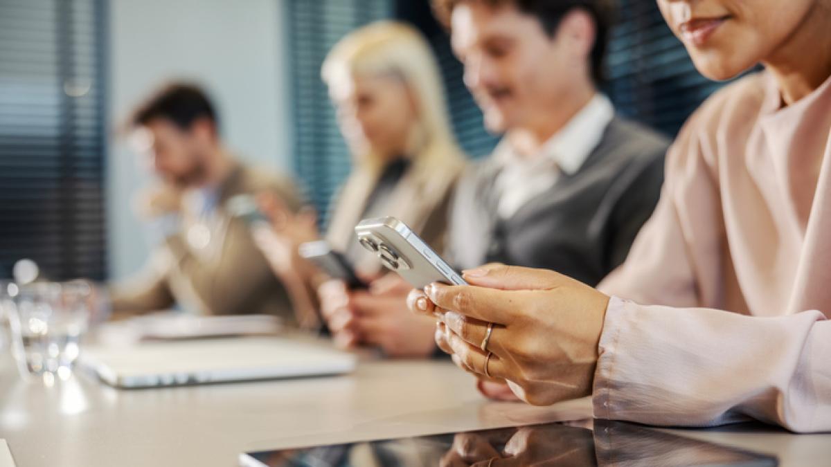 image décorative : groupe de travail avec outils numériques