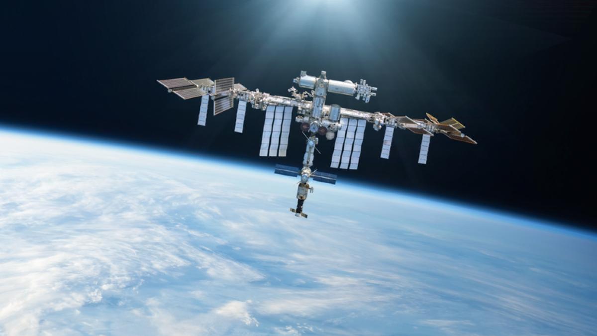 satellite au dessus de la planète Terre