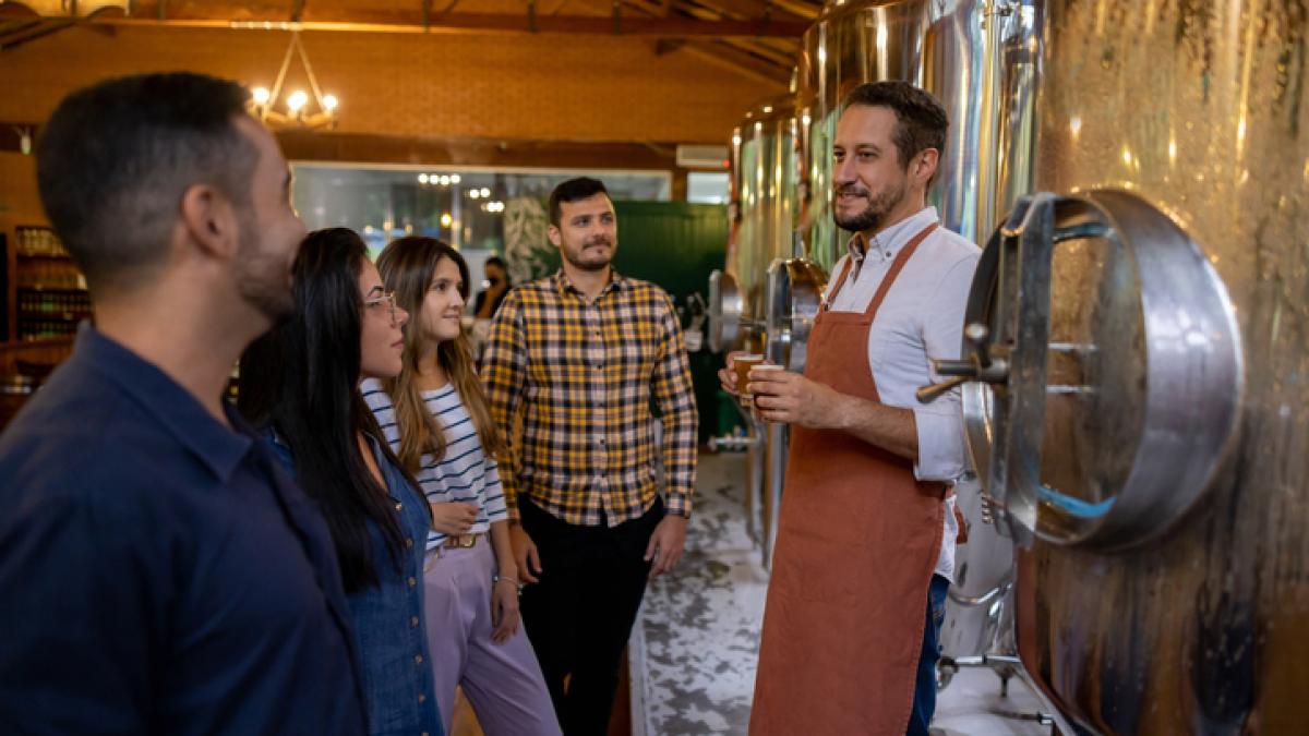 Visite de groupe dans une brasserie